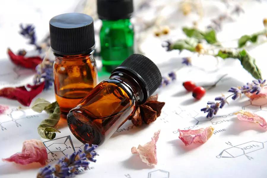 一瓶香水里究竟用了多少朵玫瑰？
