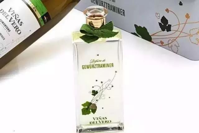 你有一沓葡萄酒味的香水，請(qǐng)接收