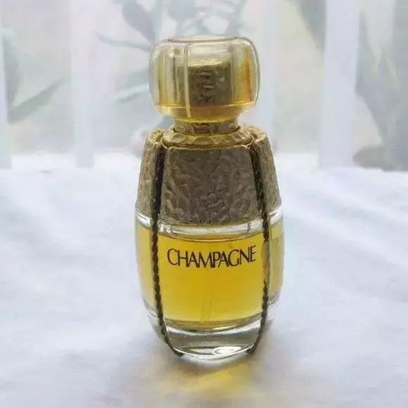 你有一沓葡萄酒味的香水，請(qǐng)接收
